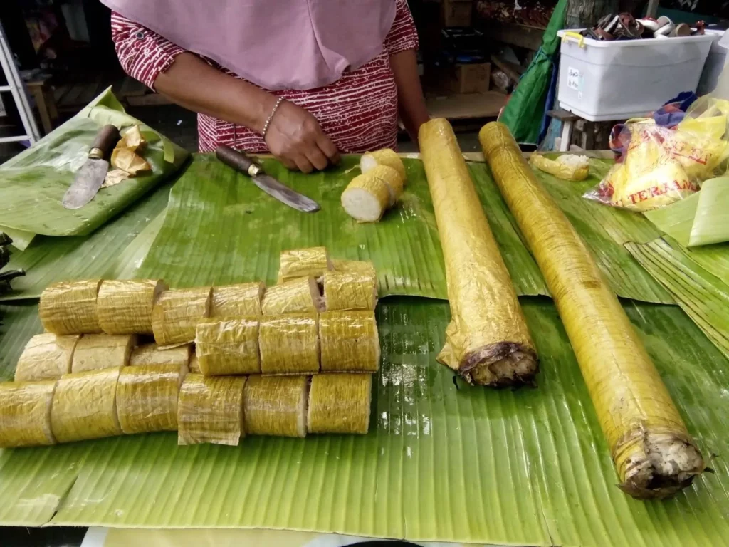 nasi jaha dibuat dengan cara dimasukkan ke bambu lalu dibakar