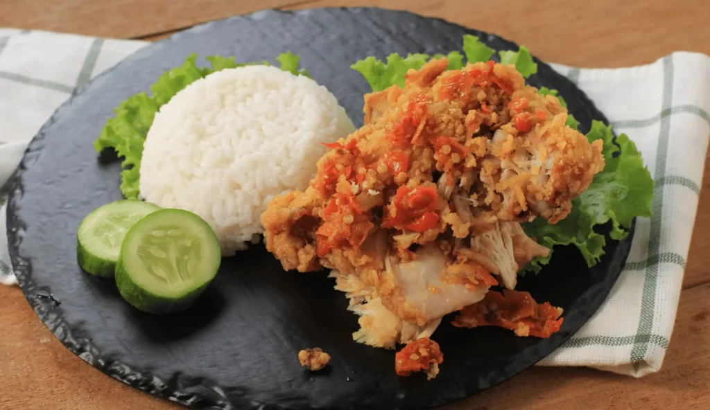 jumlah kalori nasi ayam geprek secara total adalah sekitar 400 kalori