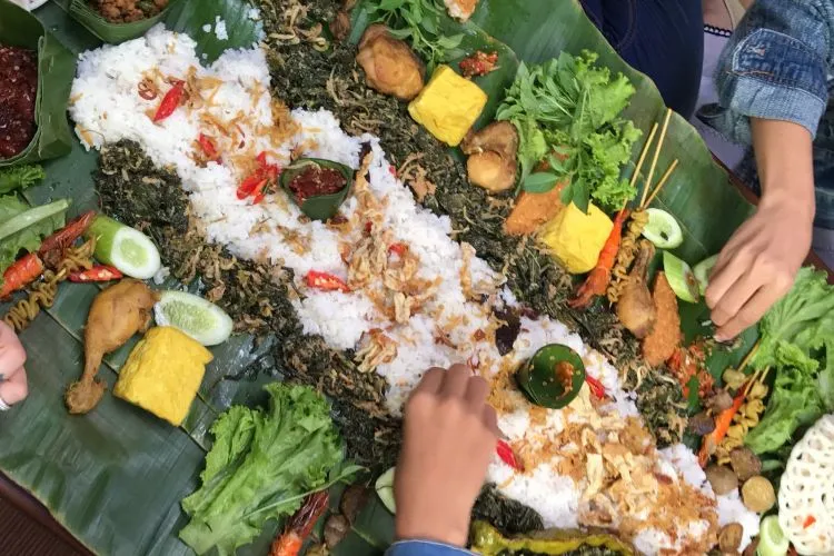 salah satu penjual nasi liwet enak di Jakarta adalah Seeng Nini Resto Khas Sunda